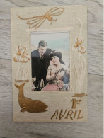 CPA 1er Avril : Photographie D'un Couple Dans Un Cadre - Poisson, Libellule - Gaufrée - Double - 1 De April (pescado De Abril)