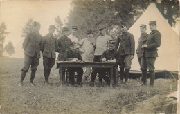 CARTE PHOTO NON IDENTIFIEE GROUPE DE SOLDATS DANS LE CAMPEMENT DE TENTES AUTOUR D'UNE TABLE - A Identifier