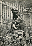 38 - La Salette - Pèlerinage De Notre Dame De La Salette - Au Creux Du Ravin - La Vierge En Pleurs - Art Religieux - Car - La Salette