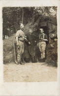 CARTE PHOTO NON IDENTIFIEE TROIS SOLDATS DEVANT UNE BARAQUE DES CASSEROLES ACCROCHÉES AU MUR - A Identifier