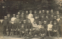 CARTE PHOTO NON IDENTIFIEE UNE COMPAGNIE DE SOLDATS PREND LA POSE - Zu Identifizieren