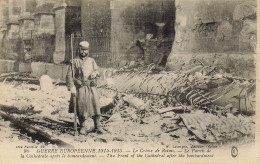 51 LE CRIME DE REIMS LE PARVIS DE LA CATHEDRALE APRES LE BOMBARDEMENT - Guerre 1914-18