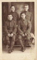 CARTE PHOTO NON IDENTIFIEE QUATRE JEUNES SOLDATS STUDIO PHOTO RIGAUD A CONSTANTINE - To Identify