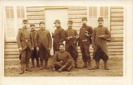 CARTE PHOTO NON IDENTIFIEE HUIT SOLDATS DANS LA COUR DE LA CASERNE - A Identifier