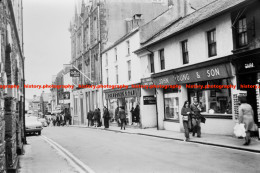 Q003162 Keswick. Shops. Queens Hotel. Market Place. Cumbria. 1979 - REPRODUCTION - Sonstige & Ohne Zuordnung