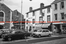 Q003163 Keswick. Shops. Central Hotel. Market Place. Cumbria. 1981 - REPRODUCTION - Otros & Sin Clasificación