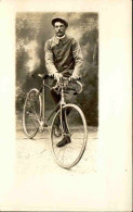 PHOTOGRAPHIES -  Carte Postale Photo D'un Personnage Avec Son Vélo - L 152118 - Fotografie