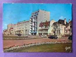 62   CPSM     LE  TOUQUET   Boulevard De La Mer  Voitures Dont Renault…..  Bon état (traces D’usage) - Le Touquet