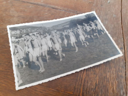 SCHWEIZER JUGEND DAZUMAL - BERN - ALFRED ROHRER - KLEINE Und GROSSE JUNGS In TURN DRESS - UMZUG - SCHWEIZ - Persone Anonimi