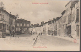 51 -CLERMONT EN ARGONNE - PLACE DE L HOTEL DE VILLE - Clermont En Argonne