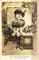 *CPA  - S2 - Bonne Année -   Portrait De  Jeune Femme Devant Boite A Lettre , Houx - Neujahr