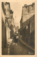 France Paris Montmartre Rue St Rustique Avec Sacre-Coeur Au Fond - Churches