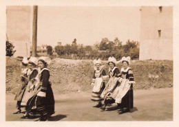 Bretagne * Bretonne Enfant Coiffe Et Costume * Finistère Morbihan Ile Et Vilaine Côtes D'armor * Photo Ancienne 9x6.5cm - Autres & Non Classés