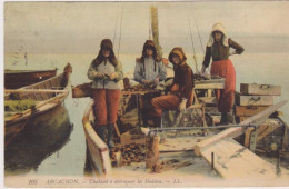 Arcachon, Chaland à Détroquer Les Huîtres, Femmes Au Travail-voyagé En 1910 - Arcachon