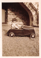 Voiture à Pédales * Marque ? * Jeu Jouet Enfant Jeux Jouets Enfants Automobile Auto * Photo Ancienne 8.8x6.2cm - Jeux Et Jouets