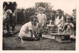 Jeux & Jouets * Enfants Avec Dinette Epicerie * Jeu Jouet * Photo Ancienne 8.8x6.2cm - Jeux Et Jouets