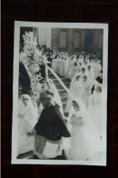 Photographie:  BEZIERS, Place ST APHRODISE, Sortie De La Basilique Des Communiantes Derrière Le Curé André SOULIE - Lieux