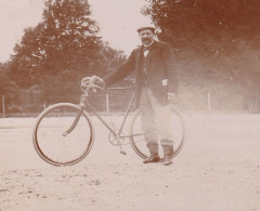 Photo Sur Carton Cycliste Devant Son Vélo ' 18 X 13 ) Poids 35 Grs - Personnes Anonymes