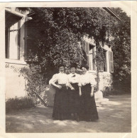 Grande Photo De Trois Jeune Femmes élégante Posant Devant Leurs Maison Vers 1910 - Anonymous Persons