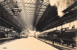 CPA / CHEMIN DE FER / TRAIN EN GARE DANS UNE GARE DE L'ANGLETERRE A DETERMINER - Stations With Trains