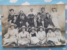 CARTE PHOTO GROUPE DE JOLIES FEMMES EN CHAPEAU MODE - Fotografia