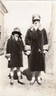 Grande Photo D'une Femme élégante Avec Une Petite Fille A La Campagne Vers 1920 - Anonymous Persons