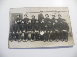 A546 . CPA. Militaria. Carte Photo. à Identifier.  Beau Plan Animé  .écrite 1915 - Personajes