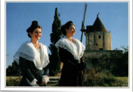 PROVENCE.  -  Arlésiennes Devant Le Moulin D'Alphonse Daudet - People