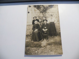 A546 . CPA. En Famille. Carte Photo. à Identifier & Situer.  Beau Plan Animé  .non écrite - Photographie