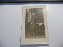 A546 . CPA. Jeune Femme. Carte Photo. à Identifier & Situer.  Beau Plan Animé  .non écrite - Fotografia