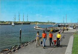 Travemünde - Vue Sur Le Traversier Du Nord Et Sur Le Voilier-école - Lübeck-Travemuende