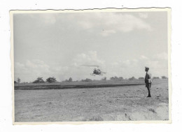 ANCIENNE PHOTO MEETING AERIEN 1957, HELICOPTERE EN VOL, Format Environ 7,3 Cm Sur 10,1 Cm - Hubschrauber