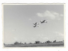 ANCIENNE PHOTO MEETING AERIEN 1957, AVIONS EN VOL, AVION, AVIATION, Format Environ 7,3 Cm Sur 10,3 Cm - 1946-....: Modern Era