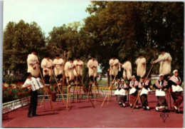 LANDES. -  Folklore Landais ,  Echassiers Groupe " Lous Gouyats De L'Adour" Dansant Lou Roundeau. - Danze