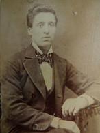 Photo CDV Anonyme  Jeune Homme Assis  Noeud Papillon Rayé  CA 1870 - L430 - Ancianas (antes De 1900)