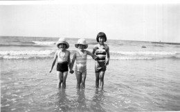 Grande Photo De Tois Petite Fille élégante En Maillot De Bain A La Plage - Personnes Anonymes