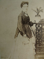 Photo CDV Wills à Taunton  Jeune Femme élégante  Veste En Soie, Belle Coiffure  CA 1875 - L430 - Anciennes (Av. 1900)