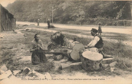 Fougères * Dans La Forêt , Vieux Sabotiers Sciant Un Tronc D'arbre * Métier Bois Scieurs Scierie Sabotier - Fougeres