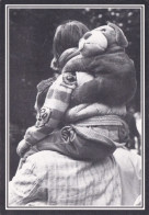 Photographe  Robert POT --- Papa  Et Son Enfant Sur Les épaules Et Sac Animal En Peluche (animée) - Autres & Non Classés