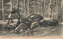 Fougères * Vestiges D'un Dolmen * Porteur Ramasseur De Bois * Menhir Pierre Pierres Monolithe Mégalithe Villageois - Fougeres