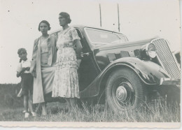 Photo Voiture Avec 2 Jeunes Femmes Et Petit Garçon, Format 7/10 - Coches