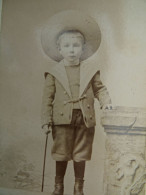 Photo CDV Lavallé à Paris  Petit Garçon Portant Un Grand Chapeau Debout Sur Un Banc CA 1895-1900 - L431 - Old (before 1900)