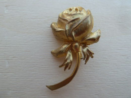 Broc-015 Broche Ancienne Métal Doré Représentant Une Rose - Spille