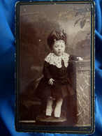 Photo CDV Clément Lyon  Bébé En Robe Debout Sur Une Chaise  Col En Dentelle, Chapeau Avec Gros Noeud CA 1890 - L431 - Old (before 1900)