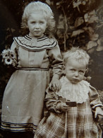 Photo CDV Anonyme  Petite Fille Blonde Et Un Bébé En Robe à Carreaux à Grand Col En Dentelle CA 1890-95 - L431 - Old (before 1900)