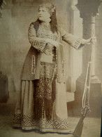 Photo Cabinet Cayol à Marseille - Femme Actrice Mantrant Un Fusil Avec Indignation, Ca 1885 L678 - Old (before 1900)