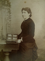 Photo Cabinet Legros, Paris - Femme Regardant Un Album Photo,  Ca 1880-85 L678 - Old (before 1900)