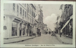 Cpa 24 Dordogne, Ribérac, Rue De L'Hôtel De Ville, Animée, Voiture,  Enseignes Teinturerie, Bijoux Fix, éd Réjou - Riberac