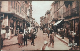 Cpa 24, Ribérac, Rue De L'Hôtel De Ville, L'animation Un Jour De Marché, Enseignes Cartes Michelin, Vêtement St Remy - Riberac