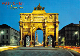 Münich - Sur La Ludwigstrasse, Vue Nocturne Sur La Siegestor Et L'église Saint Louis - Muenchen